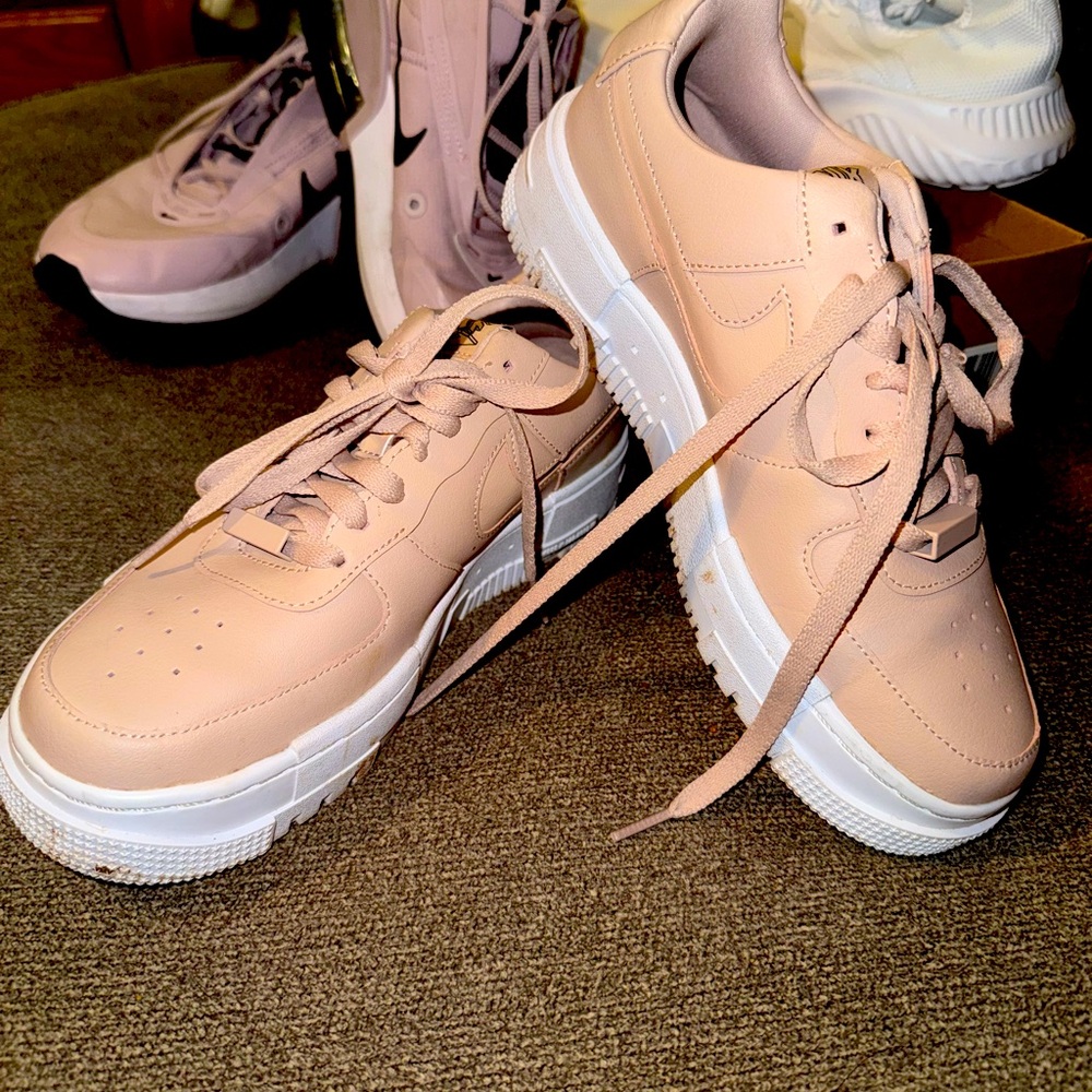 Women’s Nike Air Force 1 
Size 8